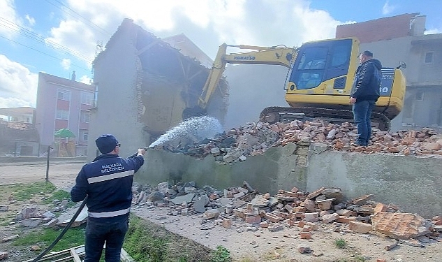 Malkara Belediyesi Tarafından Metruk Binaların Yıkımı Devam Ediyor