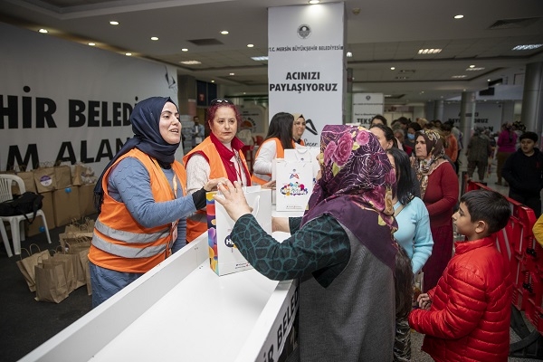 Tarsus’ta depremzede kadınlara hijyen setleri dağıtıldı