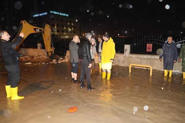 Vali Ayhan, sel bölgesinde ve hastanede incelemelerde bulundu 