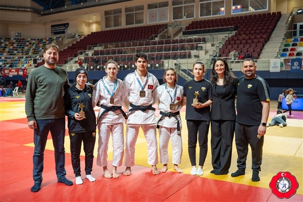 Konya Büyükşehir Belediyesporlu judoculardan iki şampiyonluk
