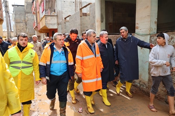 Başkan Beyazgül ile BBP Genel Başkanı Destici, selden etkilenenleri ziyaret etti