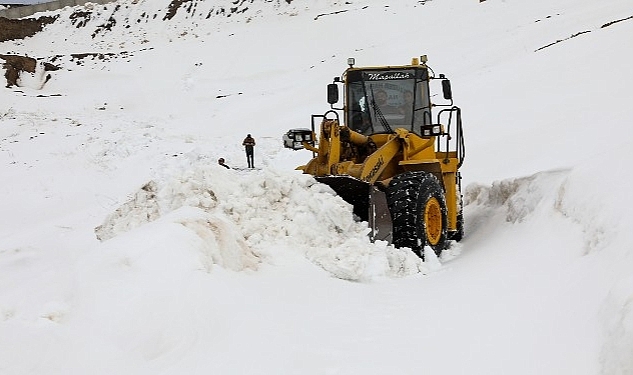Van Büyükşehir Belediyesi'nden Sınırın Sıfır Noktasında Karla Mücadele Çalışması