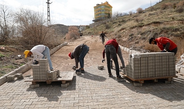 Esentepe Mahallesi Ulubatlı Sokak'ta bulunan yol ve yaya kaldırımı, Nevşehir Belediyesi tarafından yenileniyor