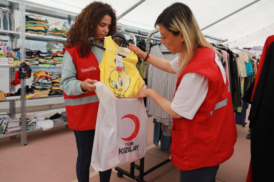 Depremzede Çocukların Bayramlıkları Kızılay’dan