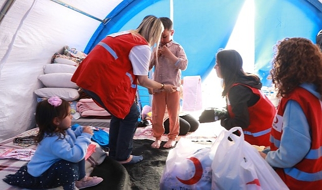 Depremzede Çocukların Bayramlıkları Kızılay'dan