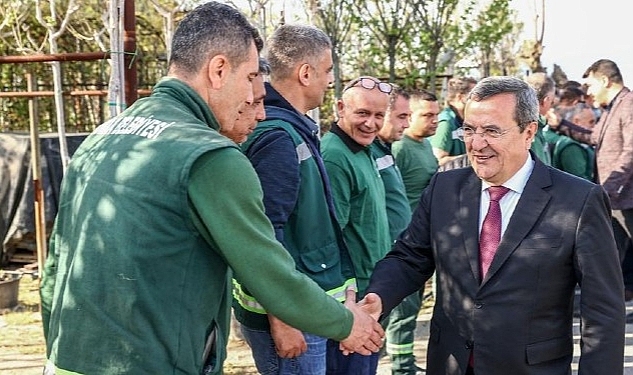 Başkan Batur şantiyelerde işçiyle bayramlaştı