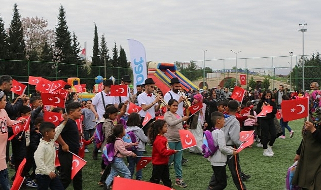 Koç Topluluğu Şirketleri ve Gönüllülerinden 23 Nisan Ulusal Egemenlik ve Çocuk Bayramı'nda Deprem Bölgesindeki Çocuklara Destek