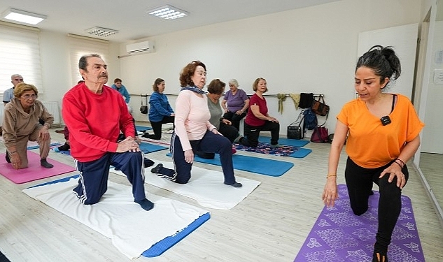 Gaziemir'in çınarlarına yogayla gençlik aşısı