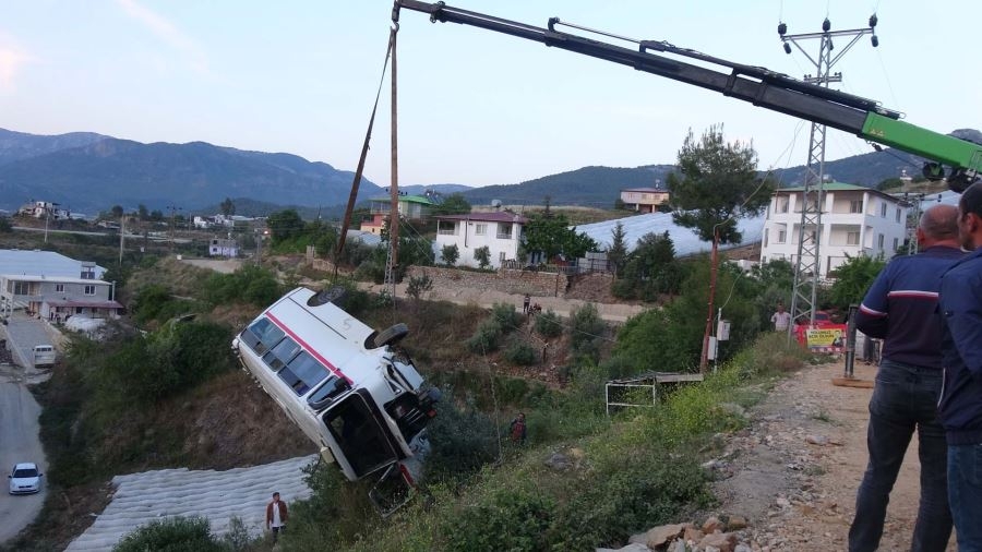 Servis Minibüsü Kanala Yuvarlandı Sürücü ve 6 Öğrenci Yaralandı