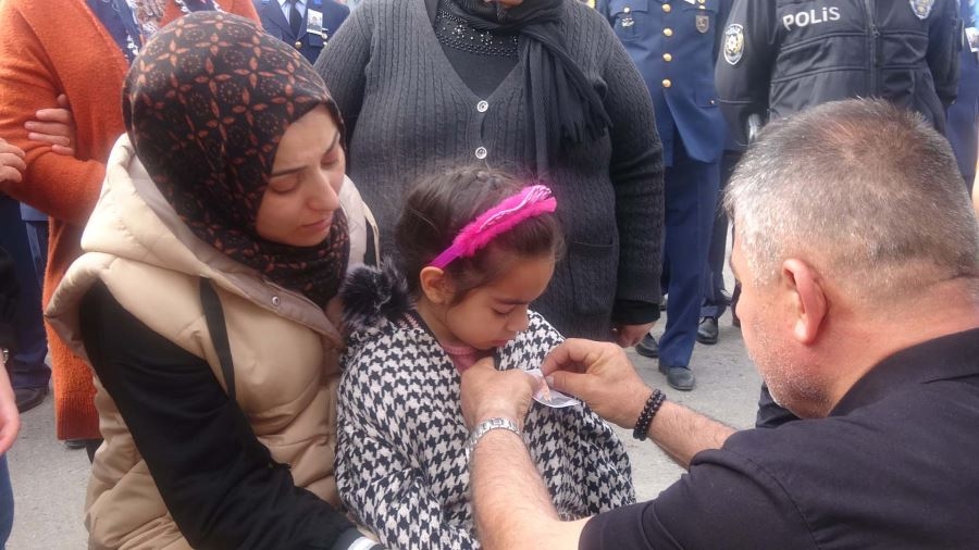 Şehit Kızı Eda Cenaze Töreninde Yakasına asılan Babasının Fotoğrafını Sevdi