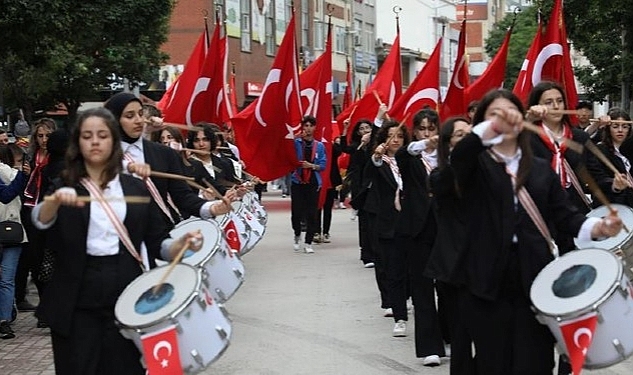 Gençler 19 Mayıs Coşkusunu Sokaklara Taşıdı