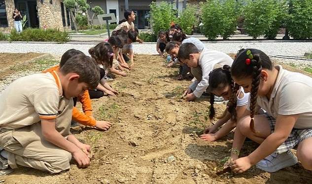 Efes Selçuklu Çocuklar Fideleri Toprakla Buluşturuyor