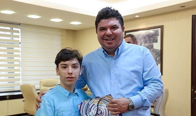 Dereceye girenlere ödül Başkan Erhan Kılıç'tan