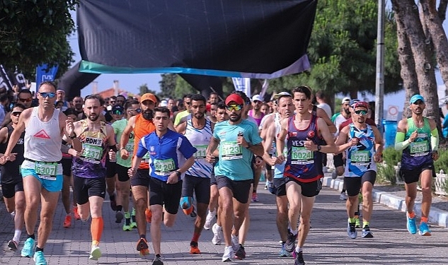 Ege'nin incisi Çeşme'de düzenlenen Salomon Çeşme Yarı Maratonu'nda birinciler belli oldu