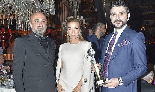 Semih Sarıalioğlu ödülünü ünlülerle kutladı