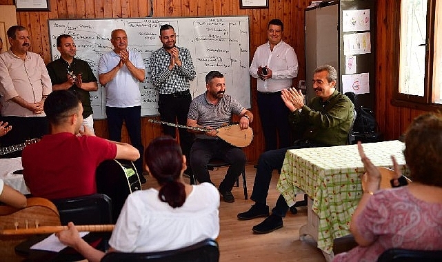 Başkan Soner Çetin kursiyerlerle türkü söyledi