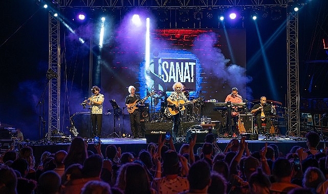 Yeni Türkü İş Sanat Çarşamba Sahnesi'nde Marmaris'i Salladı