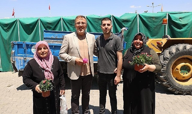 Mezarlıklarda vatandaşlara karanfil dağıtıldı