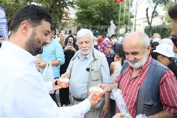 Kağıthane Belediyesi’nden 30 bin kase aşure ikramı