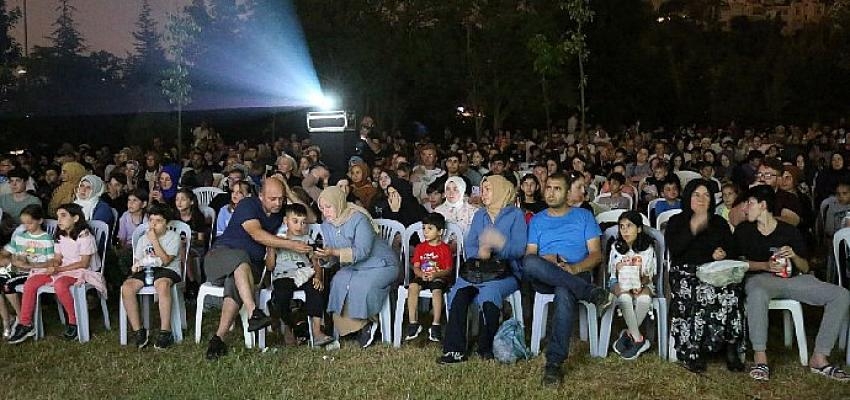 Gölcüklüler Açık Hava Sinema Akşamlarını Çok Sevdi