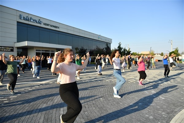 Balıkesir’in kurtuluşunun 100. yılında 100 kişilik zeybek gösterisi