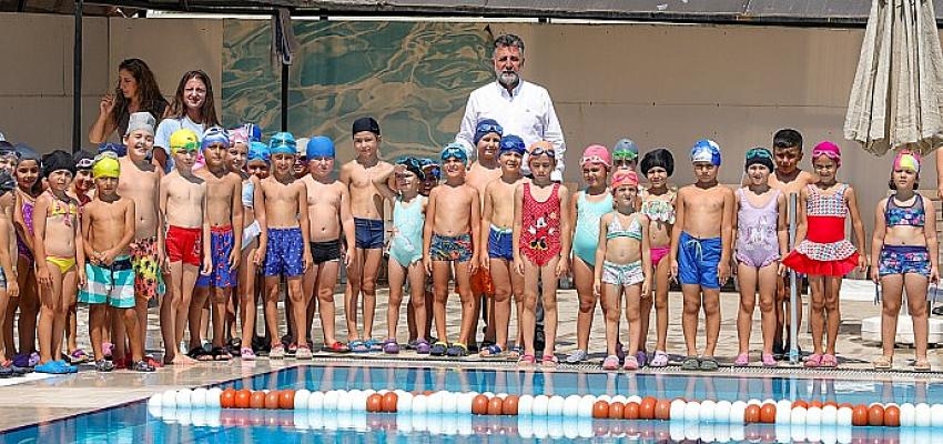 Bayraklı’nın yüzme havuzuna yoğun ilgi