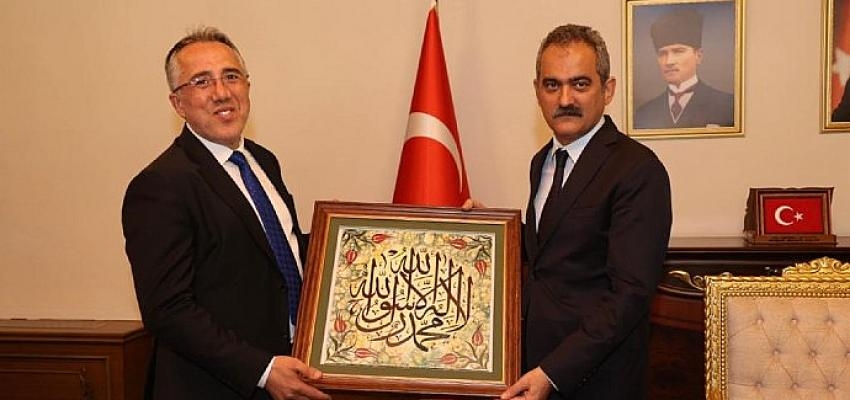 Milli Eğitim Bakanı Mahmut Özer, Nevşehir Belediyesi’ni ziyaret ederek Belediye Başkanı Dr. Mehmet Savran ile bir süre görüştü