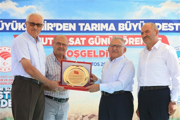 Başkan Büyükkılıç, Felahiye’de nohut hasadı yaptı