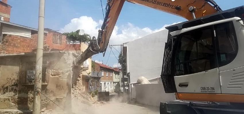 Tehlike arz eden 2 metruk bina yıkıldı