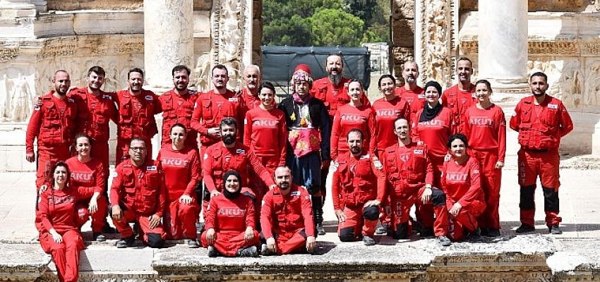 AKUT Denizli ekibi,   “Zeybek” ile “AKUT Kırmızısı”nı buluşturarak  30 Ağustos’u kutladı
