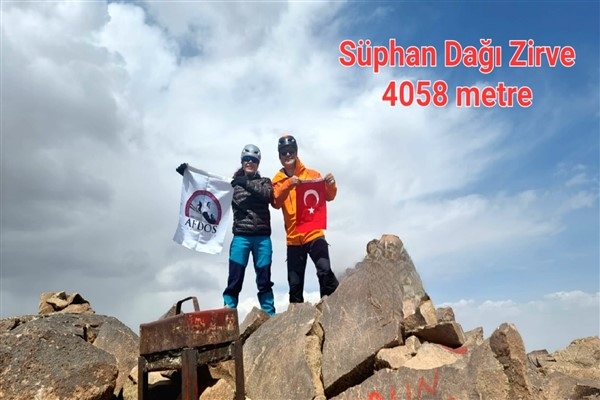 Afyonkarahisar Doğa Sporları Kulübü sporcuları  Ağrı-Süphan ve Artos dağlarının zirvesinde