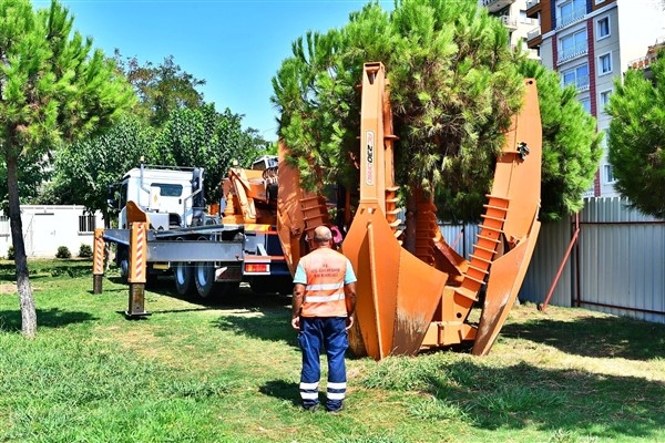 Buca Metrosu inşaatında ağaçlar taşınarak koruma altına alınıyor