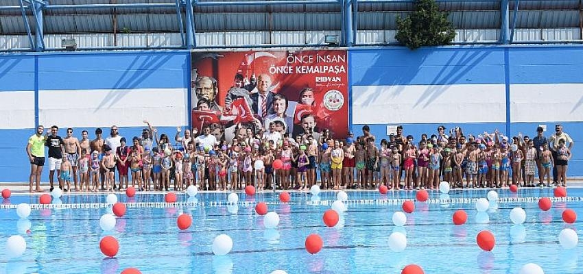 Kemapaşa’da Yüzlerce Çocuk Yüzme Öğrendi