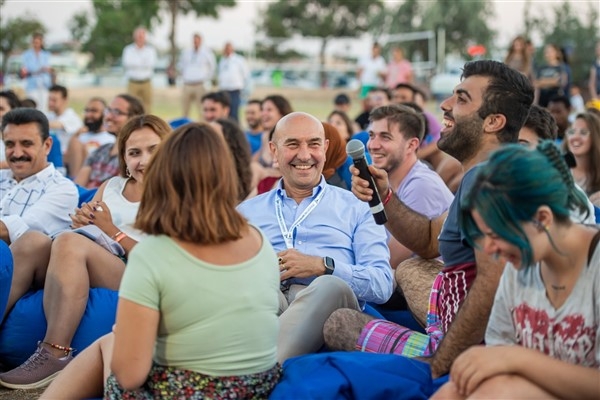 İzmir Büyükşehir Belediyesi öğrenim desteğini iki katına çıkardı