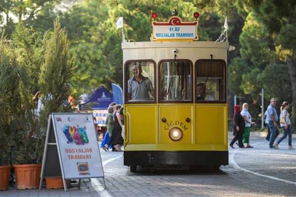 İzmirliler Nostaljik Tramvay sayesinde fuar anılarını yeniden canlandırıyor