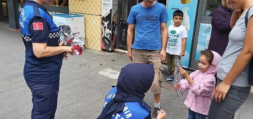 Zabıtadan esnaf ve vatandaşa karanfil