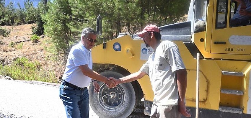 Antalya Büyükşehir Belediyesi ile Kemer Belediyesi iş birliğince Ovacık Mahallesinde asfalt çalışması yapıyor