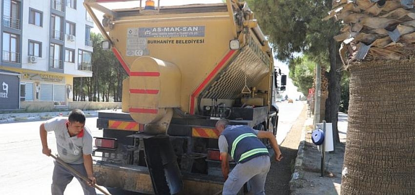 Burhaniye’de Yollar Aralıksız Yenileniyor