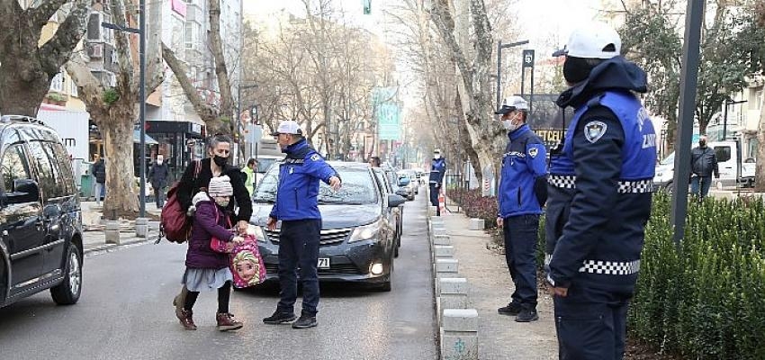 Okulların ilk gününde Büyükşehir Zabıtası görev başında olacak