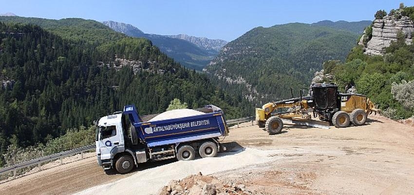 Antalya Büyükşehir’den Altınkaya Mahallesinde asfalt çalışması