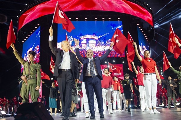 Kılıçdaroğlu ve Soyer Türk bayraklarıyla halkı selamladı
