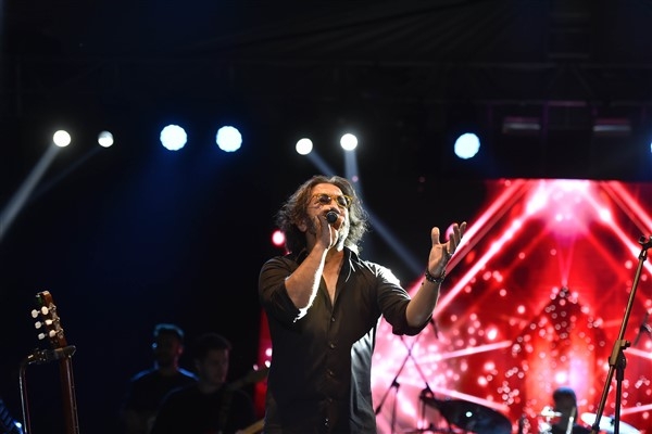 ‘Ankara Yaz Şenlikleri ve Konserleri’ kapsamında Zara ve Fettah Can sevenleriyle buluştu