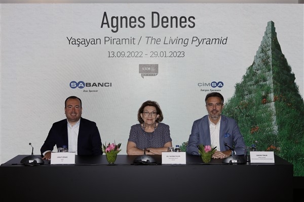 Agnes Denes’in “Yaşayan Pramit” eseri  Sakip Sabanci Müzesi bahçesinde  yaşam döngüsüne başladı