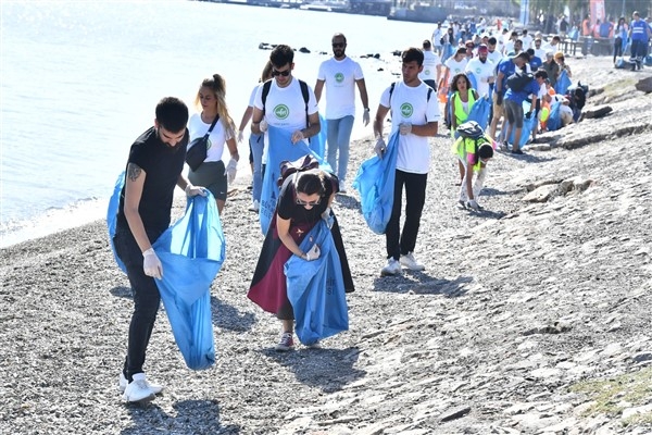 Çevre gönüllülerinden İnciraltı Kent Ormanı