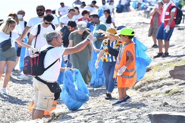 Çevre gönüllüleri İnciraltı Kent Ormanı