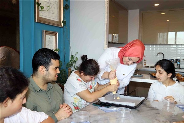 Gluten hassasiyeti olan özel çocuklar, glutensiz tatlı yapmayı öğrendi