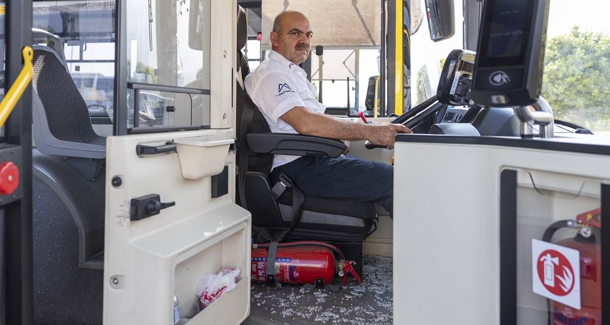 BELEDİYE OTOBÜSÜ ŞOFÖRÜ, YOLCU ŞİDDETİNE UĞRADI SALDIRGAN YOLCU OTOBÜSÜN CAMINI KIRDI