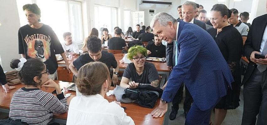 Rektör Prof. Dr. Budak’tan öğrencilere boyozlu karşılama