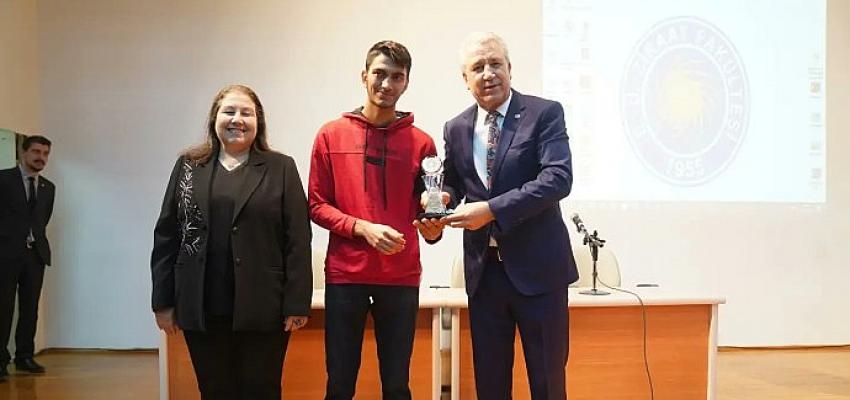Öğrencilerden Rektör Budak’a “Yılın İlham Veren Lideri” ödülü