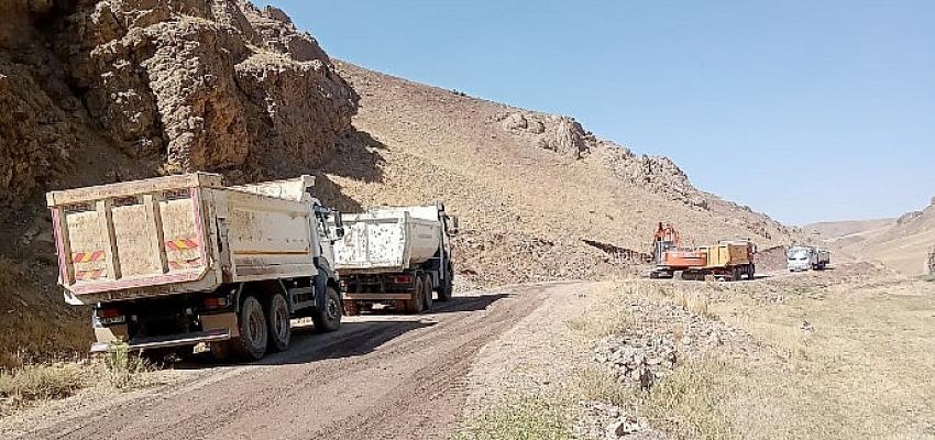 Van Büyükşehir Belediyesi Gürpınar’da 13 Km Asfalt Yaptı